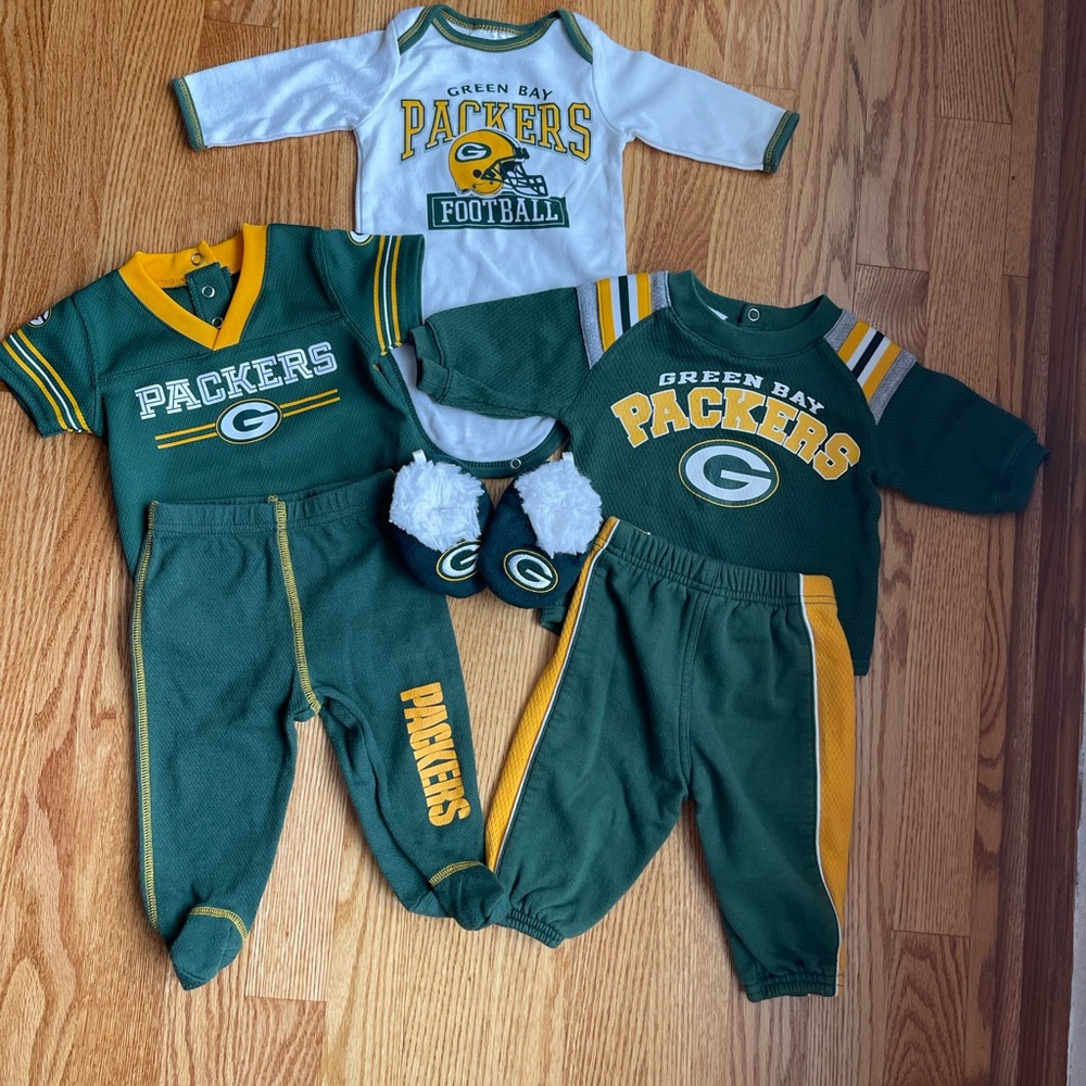 Green Bay Packer 0-3 month baby clothes lot (7 pieces) with slippers